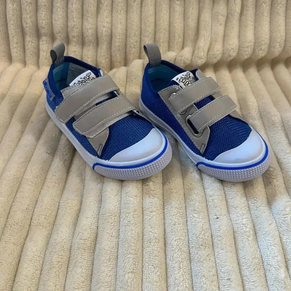 ⭐️ Big Bang - NWOT - velcro closing sneakers/runners. Size 6